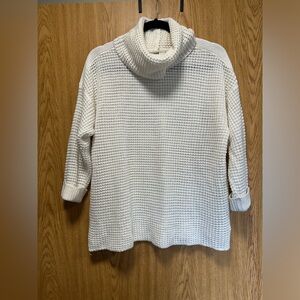 Cream turtle neck knit quarter sleeve sweater